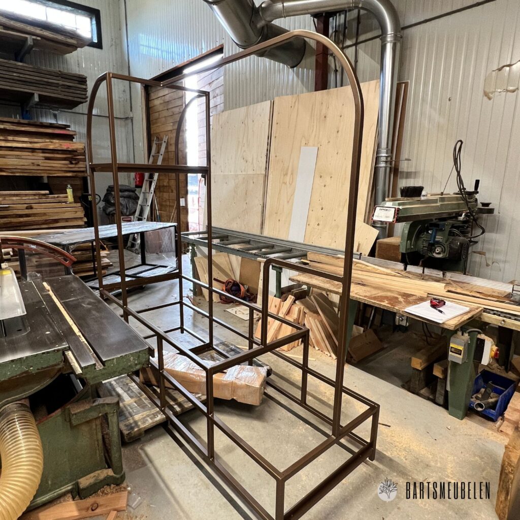 frame garderobekast staal koper en eikenhout