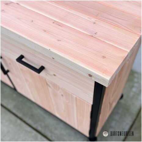 Douglas tuinkast met stalen frame details