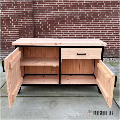 Douglas tuinkast met stalen frame en opbergruimte