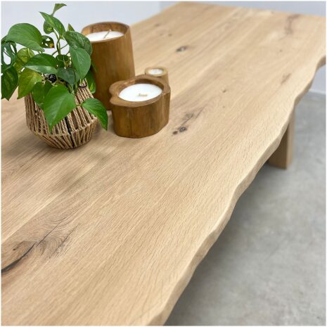 natuurlijke boomrand tafel van eikenhout met mooie noesten in het hout