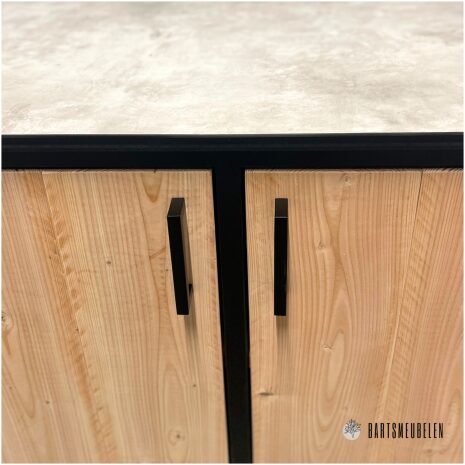 Buitenkeuken met opbergkast en HPL blad Beige met zwarte handgrepen