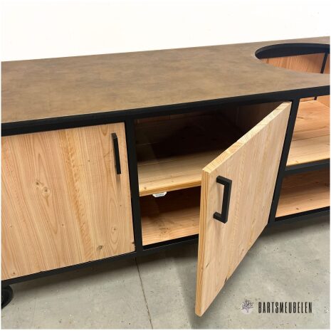 Buitenkeuken met opbergkast en HPL blad Koper opbergruimte