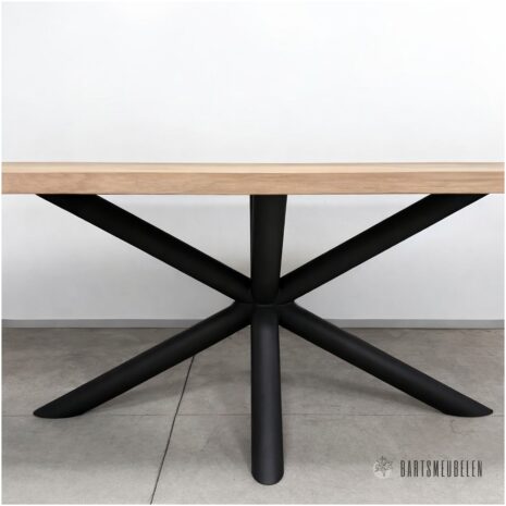 Eiken eettafel met rond en rechte randen Jara met zwarte matrix onderstel