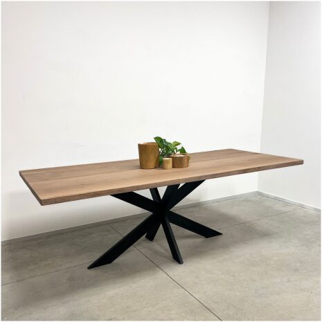 Eiken eettafel vintage met zwarte matrix poot