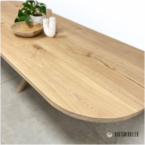 Eiken Deens ovaal tafel met rond en rechte randen Jade details