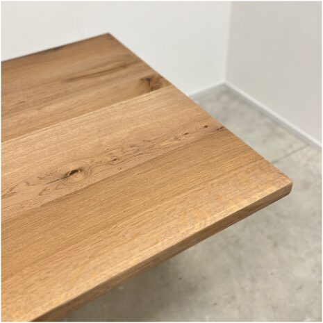 Eiken tafel vintage met zwarte matrix poot blad details