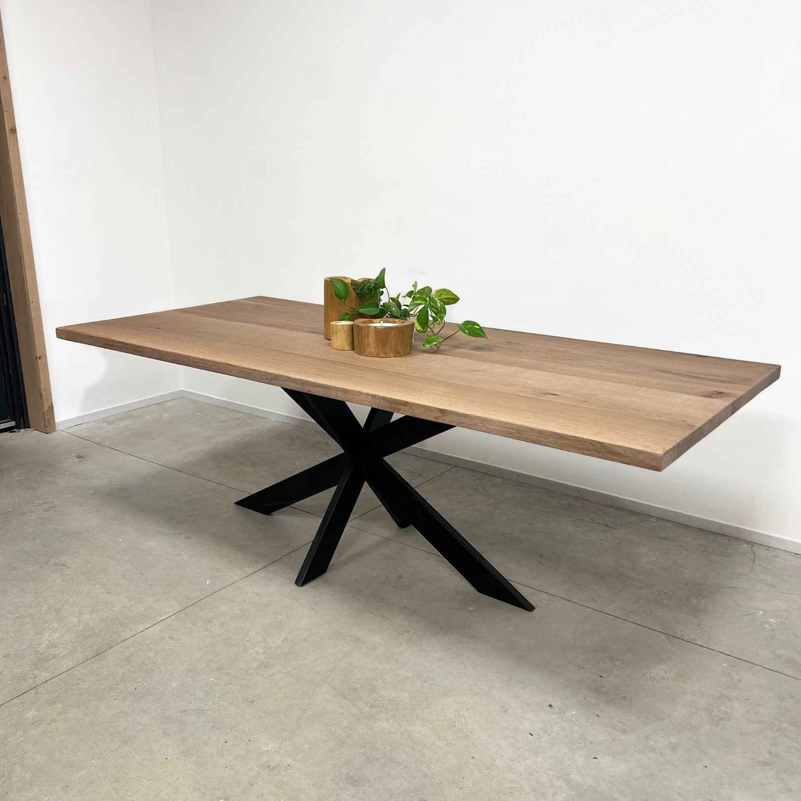 Eiken tafel vintage met zwarte matrix poot