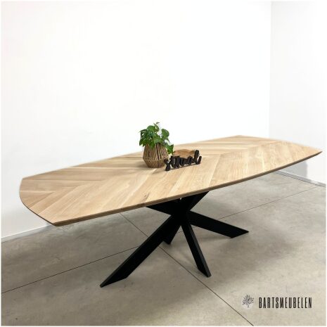Eikenhouten eettafel deens ovaal met hongaarse punt Ella