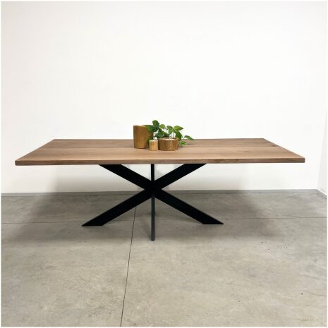 Eikenhouten tafel vintage met zwarte matrix poot