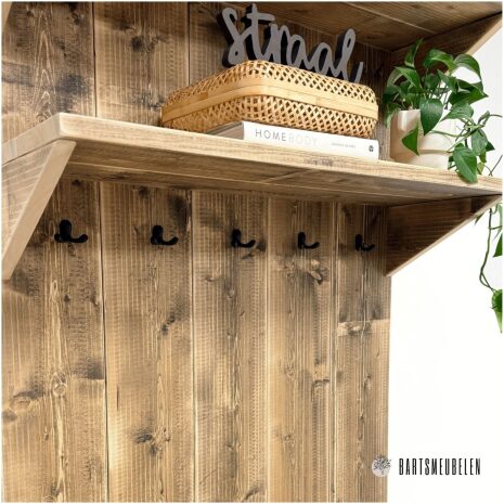 Steigerhouten garderobekast met klep en 5 jas haakjes