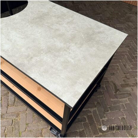 Buitenkeuken met kamado en HPL beige werkblad