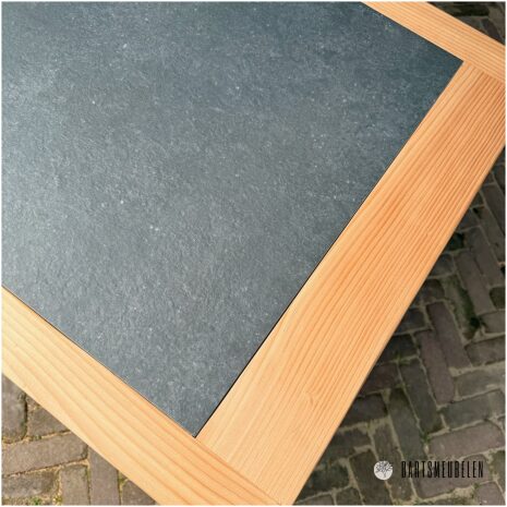 Buitenkeuken met opbergkast en kamado uitsparing en keramische tegel